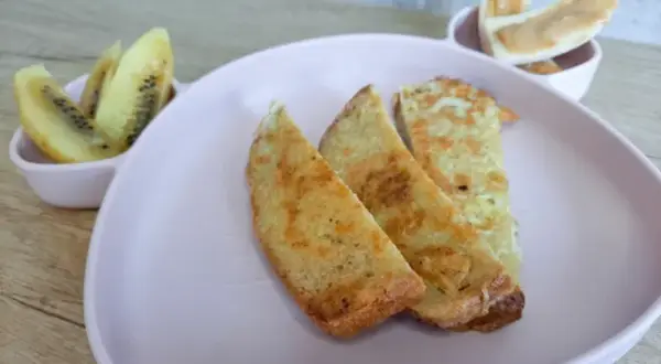 Chleb w jajku dla niemowlaka: Od kiedy i jak bezpiecznie podać?