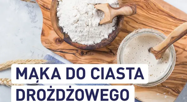 Mąka w drewnianej misce i zakwas w słoiku, obok kłosów zboża.