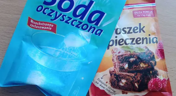 Opakowania sody oczyszczonej i proszku do pieczenia.