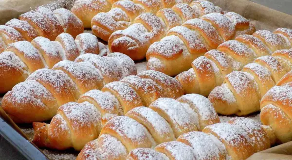 Sekrety puszystych bułek drożdżowych: przepis, który zawsze działa